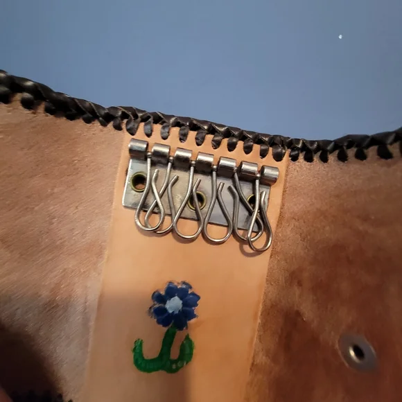 ❗CLOSET LIQUIDATION❗️Vintage tooled leather key holder - Picture 9 of 11